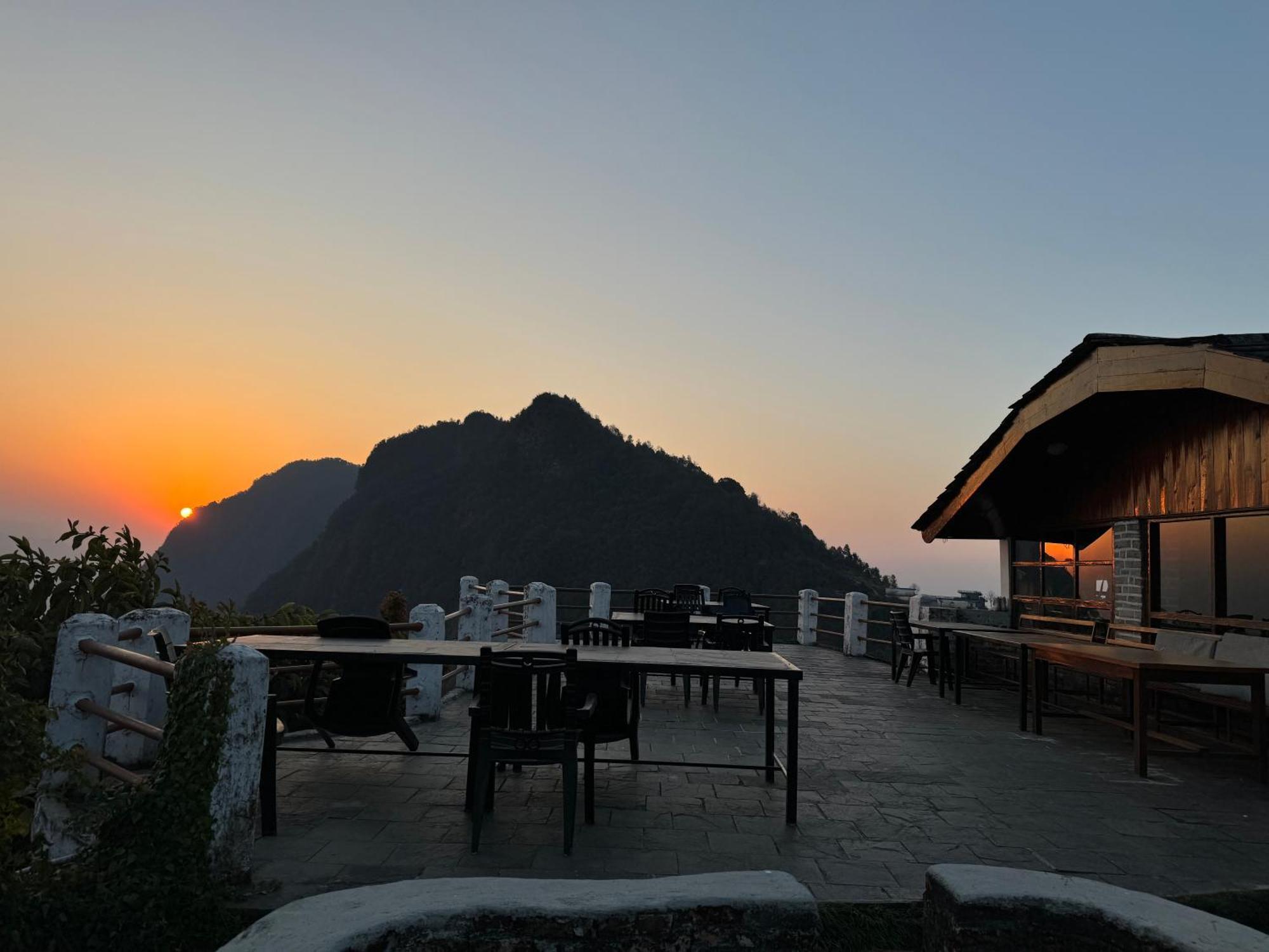 Es Deurali Resort Pokhara Exterior foto